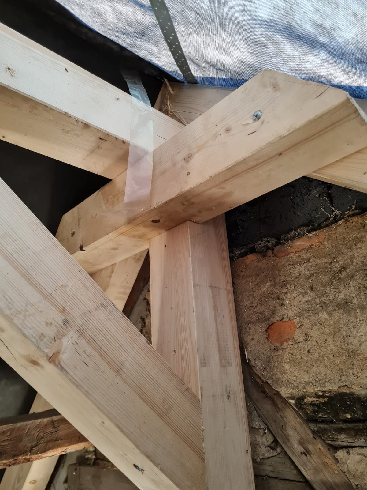 Detailarbeit bei Dachbau Pro – Premium Dachdeckung